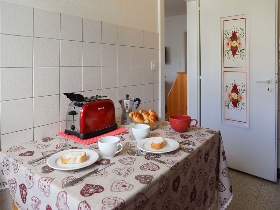 Food, Tableware, Furniture, Table, Dishware, Textile, Tablecloth, Interior Design, Serveware, Plate