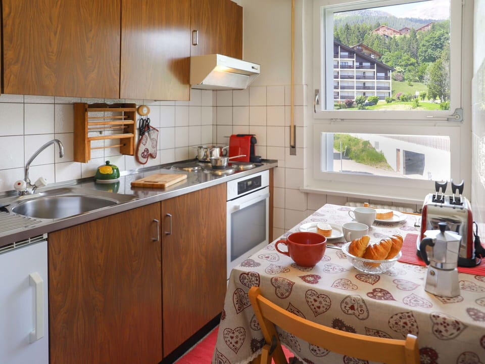 Cabinetry, Countertop, Kitchen Sink, Property, Sink, Furniture, Kitchen Appliance, Kitchen, Kitchen Stove, Wood