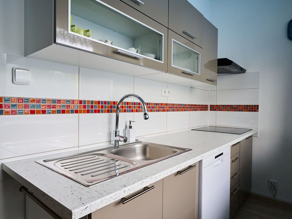 Cabinetry, Kitchen Sink, Tap, Sink, Property, Countertop, Kitchen Stove, Kitchen, Plumbing Fixture, Kitchen Appliance