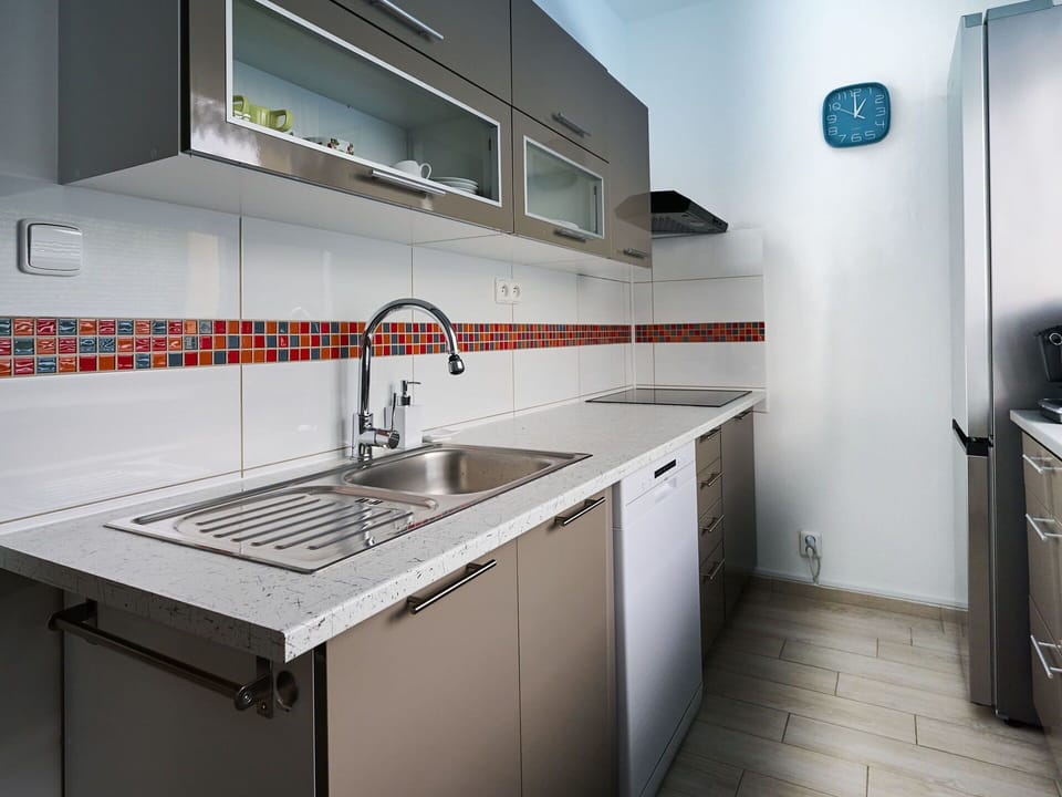 Cabinetry, Countertop, Tap, Property, Sink, Building, Product, Kitchen, Kitchen Sink, Kitchen Stove