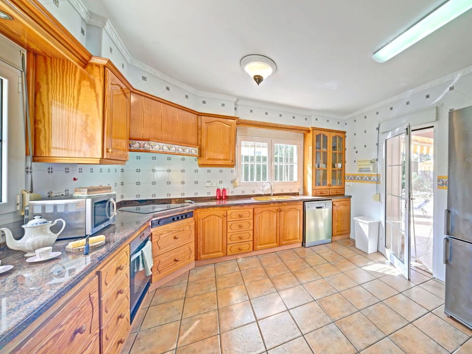Cabinetry, Countertop, Building, Window, Wood, Kitchen Appliance, Kitchen, Kitchen Stove, Interior Design, Home Appliance