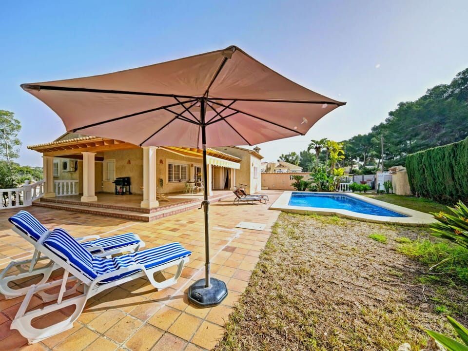 Plant, Sky, Building, Table, Tree, Shade, Outdoor Furniture, Outdoor Bench, House, Leisure