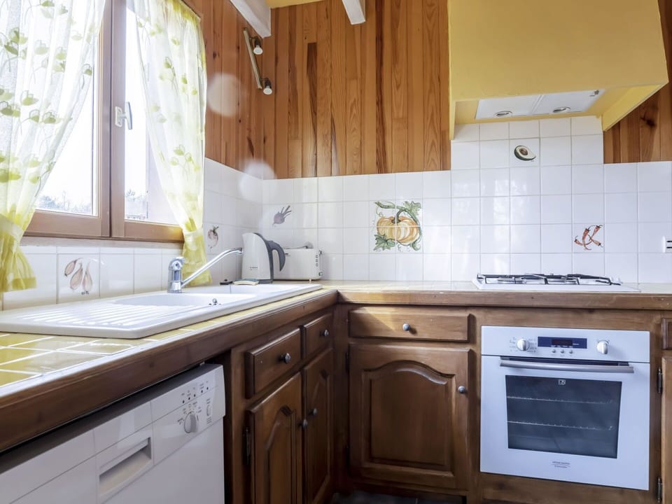 Cabinetry, Countertop, Tap, Property, Furniture, Kitchen Sink, Sink, Building, Wood, Kitchen