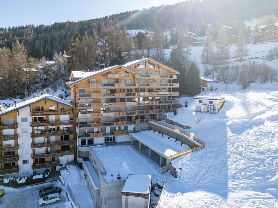 Building, Snow, Sky, Daytime, Property, Mountain, Window, Tree, House, Slope