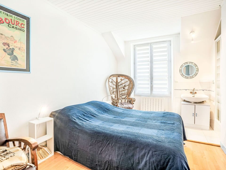 Furniture, Bed, Interior Design, Bedroom, Wall, Floor, Flooring, Bed Sheet, Bedding, Wood