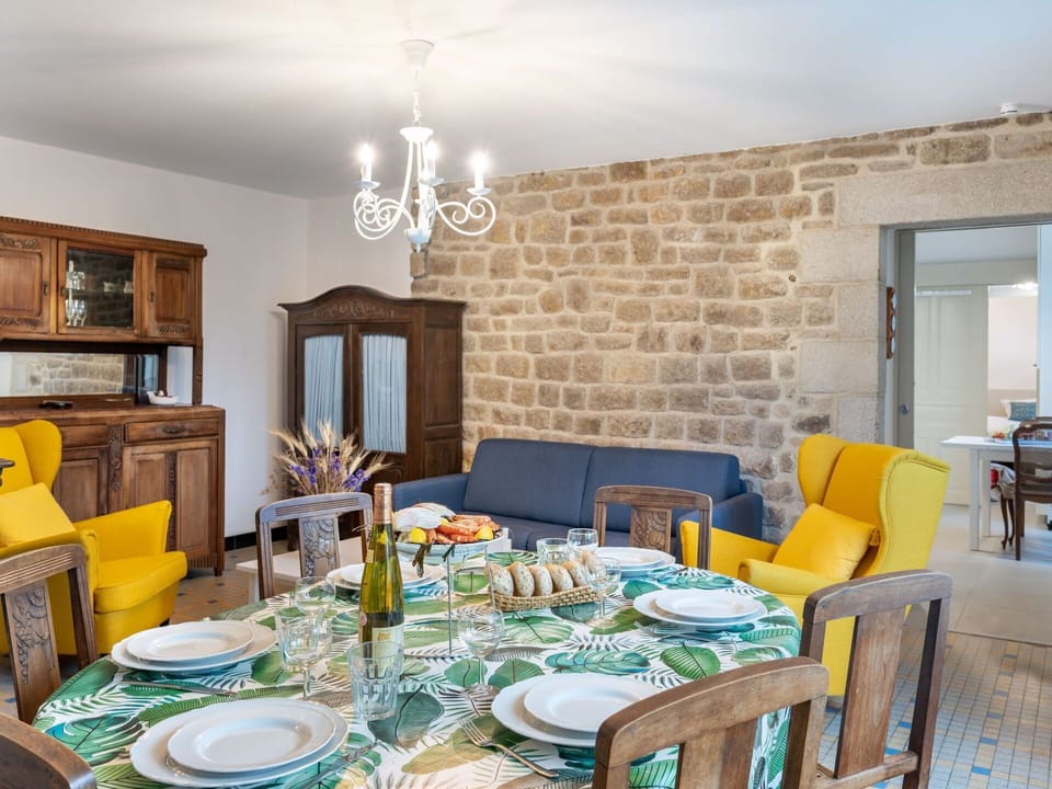 Property, Building, Furniture, Comfort, Azure, Interior Design, Window, Wood, Bed Frame, Pillow