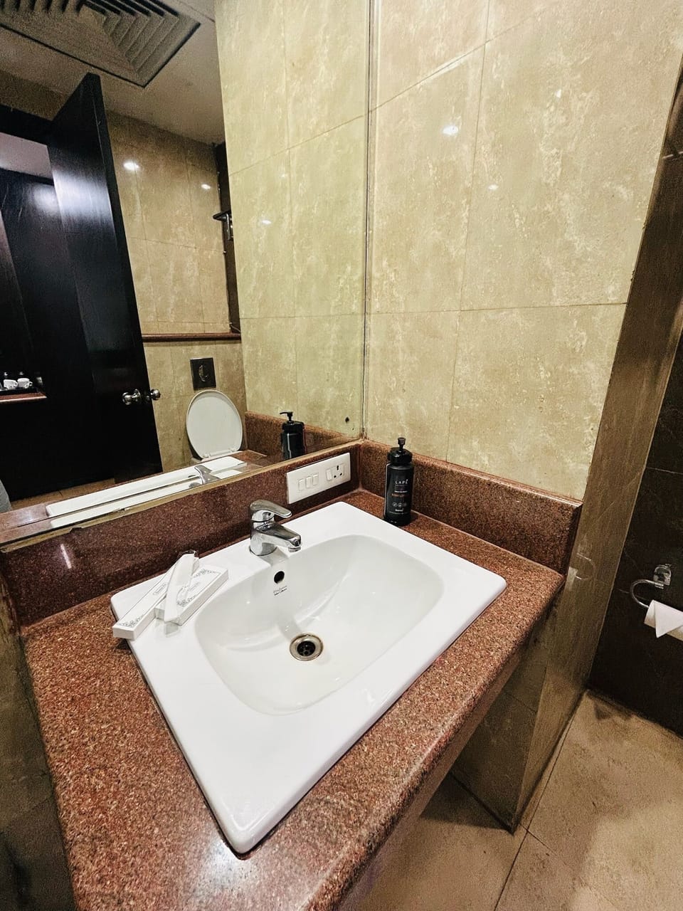 Deluxe Room | Bathroom | Rainfall showerhead, free toiletries, towels, soap
