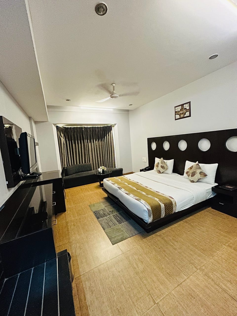 Deluxe Room | 1 bedroom, premium bedding, free minibar items, free WiFi