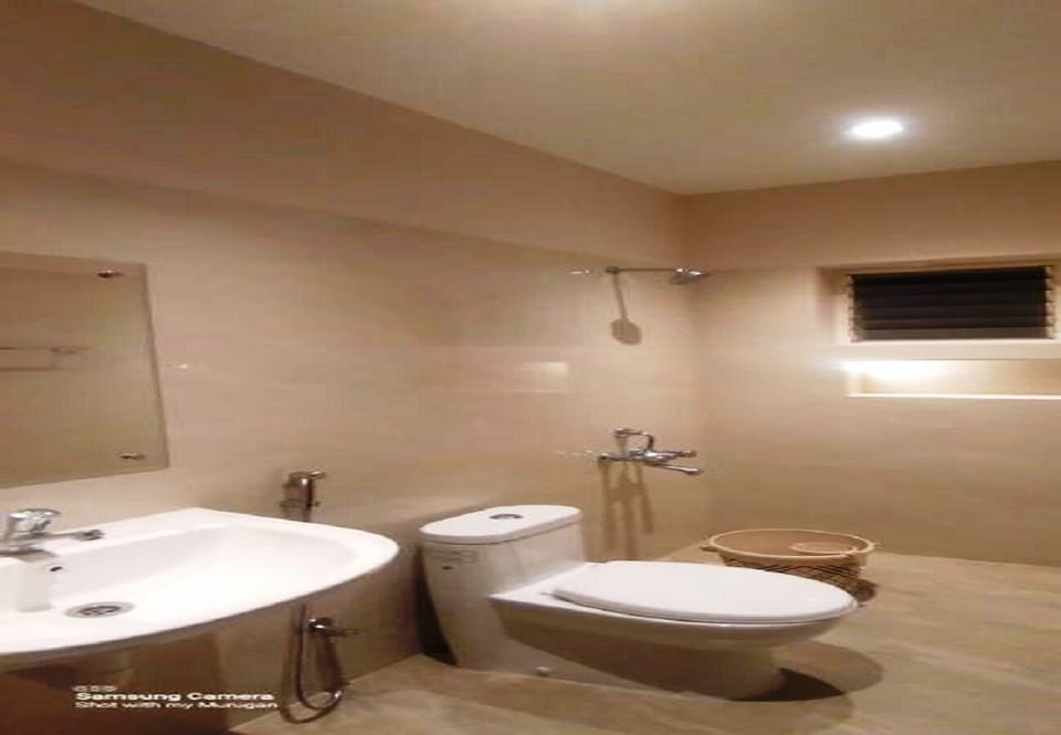 Shower, rainfall showerhead, free toiletries, bathrobes