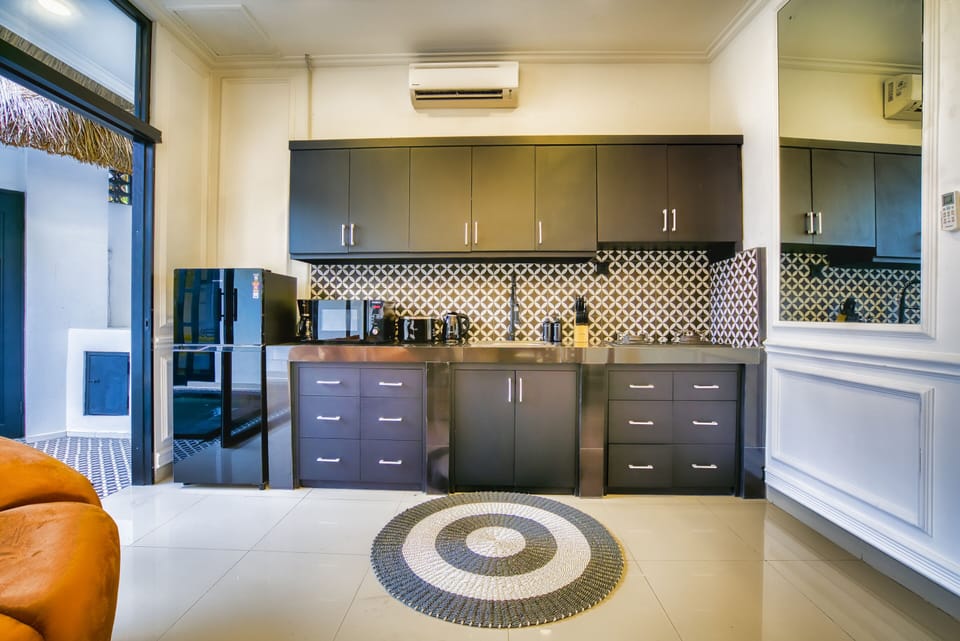Deluxe Villa | Private kitchenette | Fridge, microwave, stovetop, coffee/tea maker
