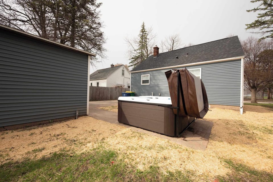 Hot tub, accommodates up to 4 people
