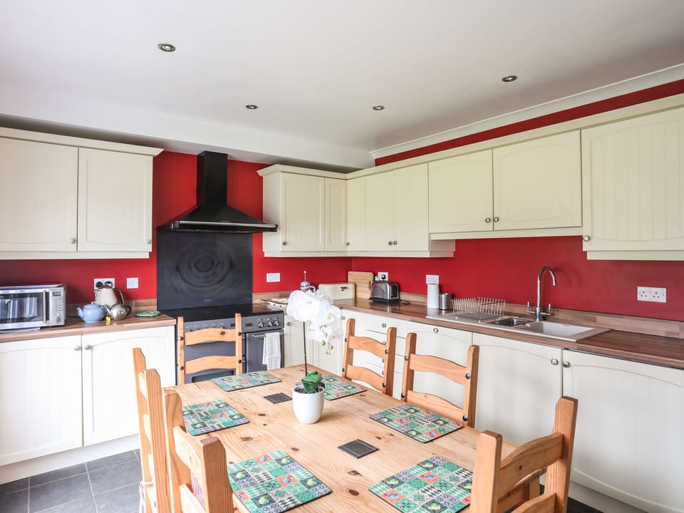 Cottage | Private kitchen | Fridge, dishwasher, electric kettle, toaster