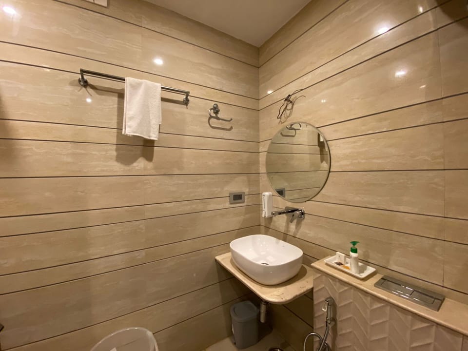 Deluxe Room | Bathroom | Shower, towels, soap, shampoo