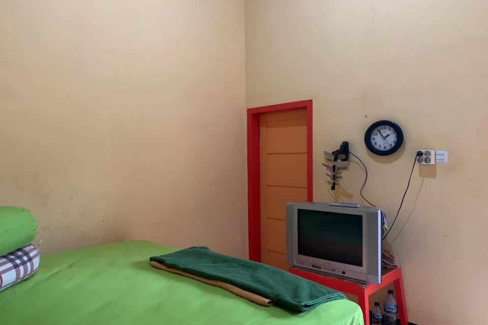 Standard Double Room | Laptop workspace, WiFi (free), bed sheets