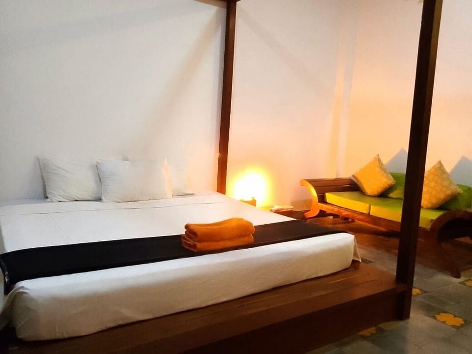 Grand Room | Premium bedding, desk, laptop workspace, blackout drapes