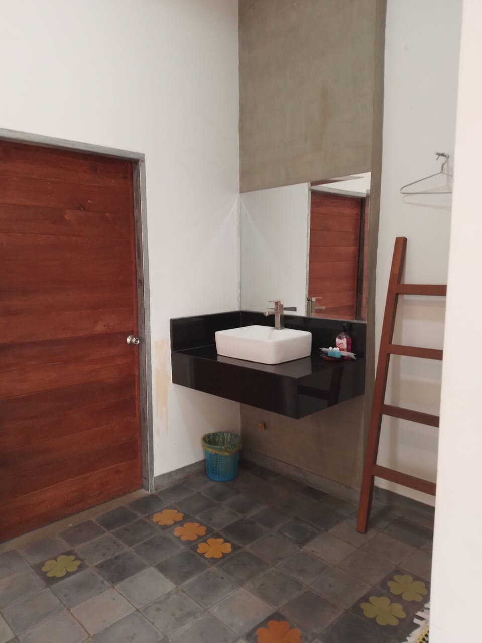 Economy Double Room | Bathroom | Shower, rainfall showerhead, hair dryer, bidet
