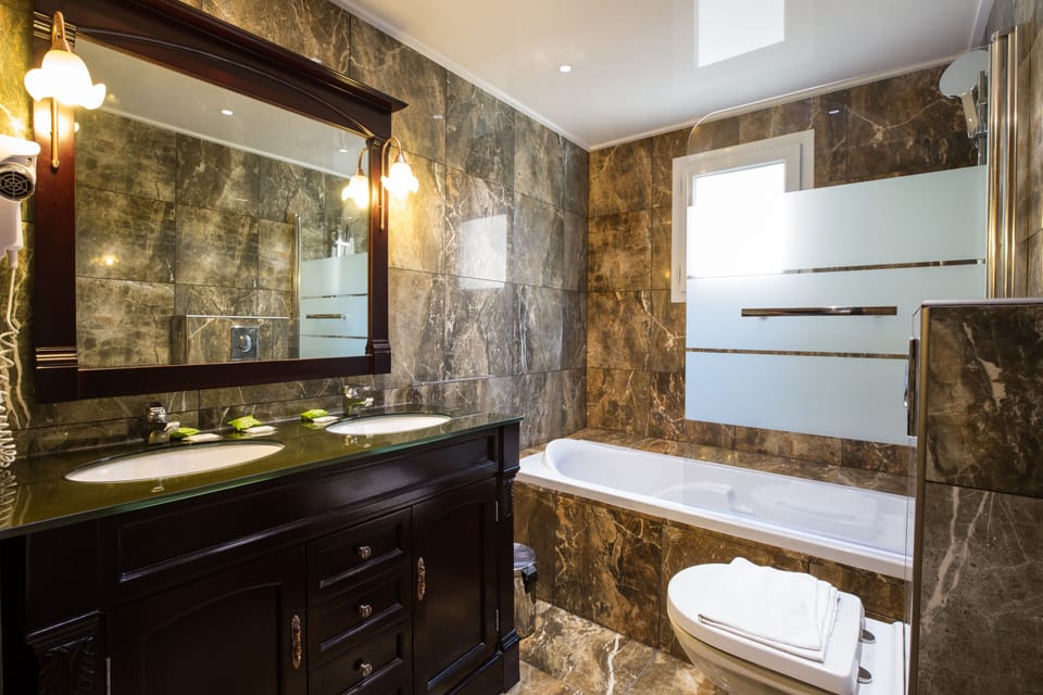 Superior Double Room | Bathroom | Free toiletries, towels