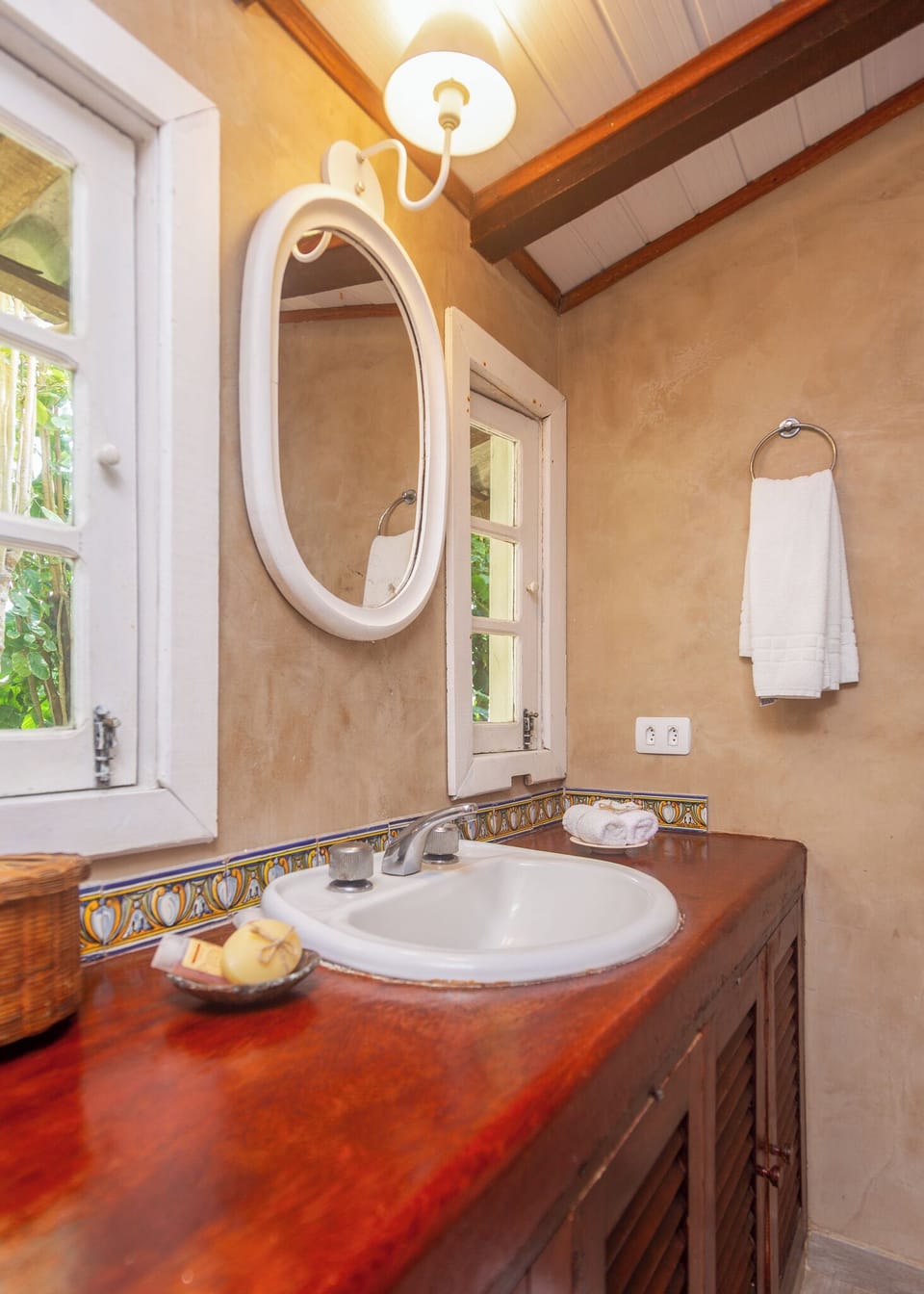 Suíte Jardim | Bathroom | Shower, towels