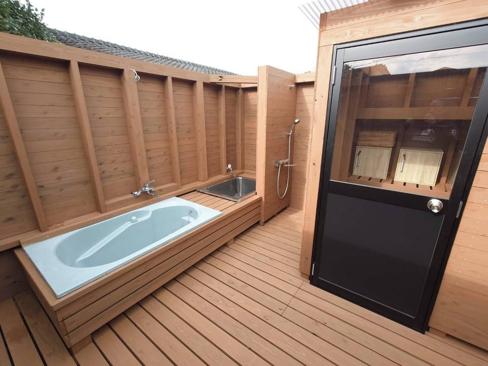 Combined shower/tub, free toiletries, hair dryer, slippers
