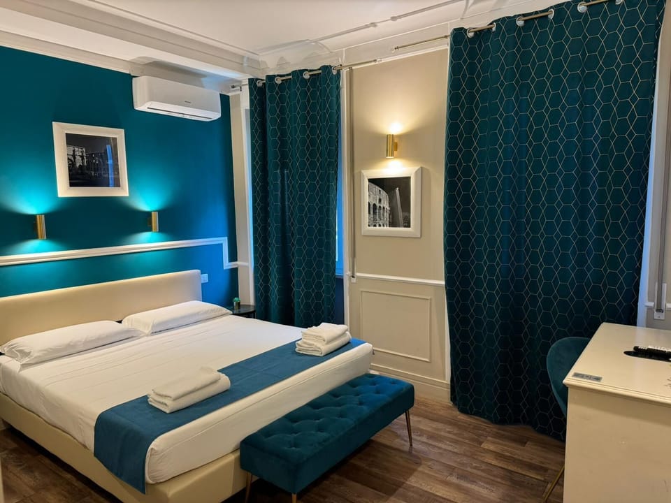 King Room | In-room safe, desk, soundproofing, free WiFi