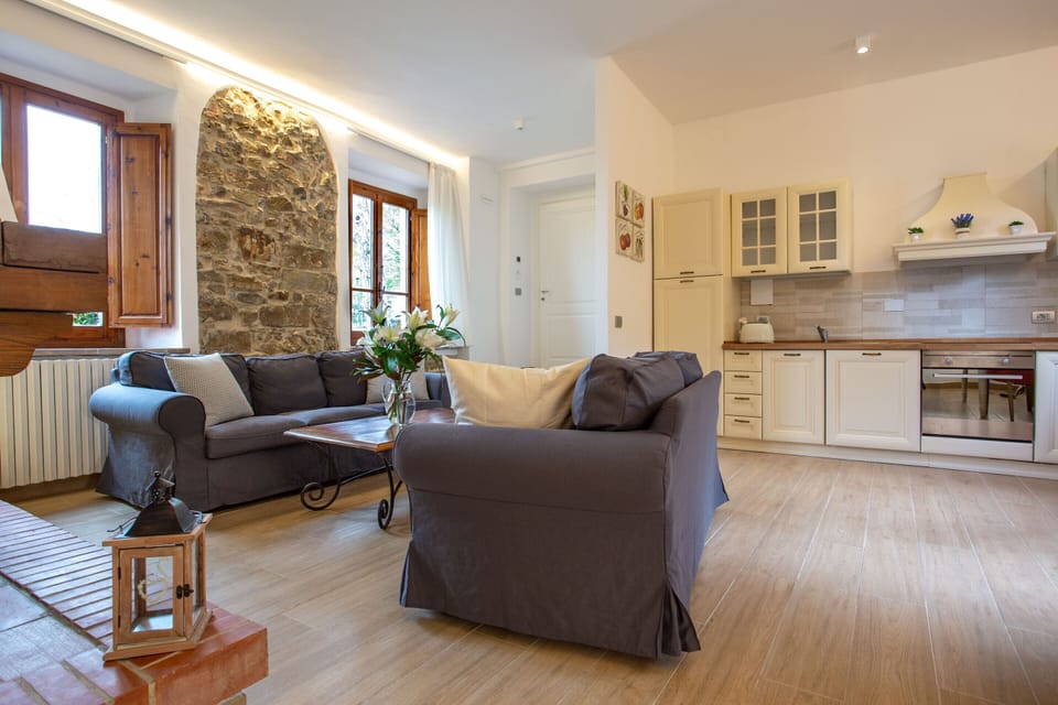 Deluxe Studio Suite | Living area | 32-inch flat-screen TV with satellite channels, TV