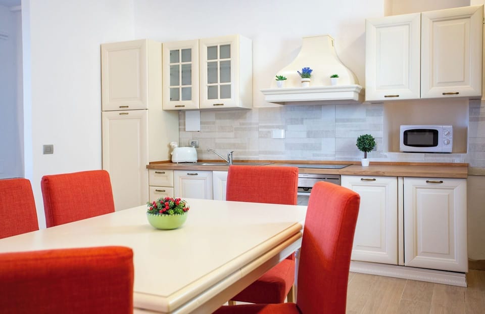 Deluxe Studio Suite | Private kitchen | Electric kettle