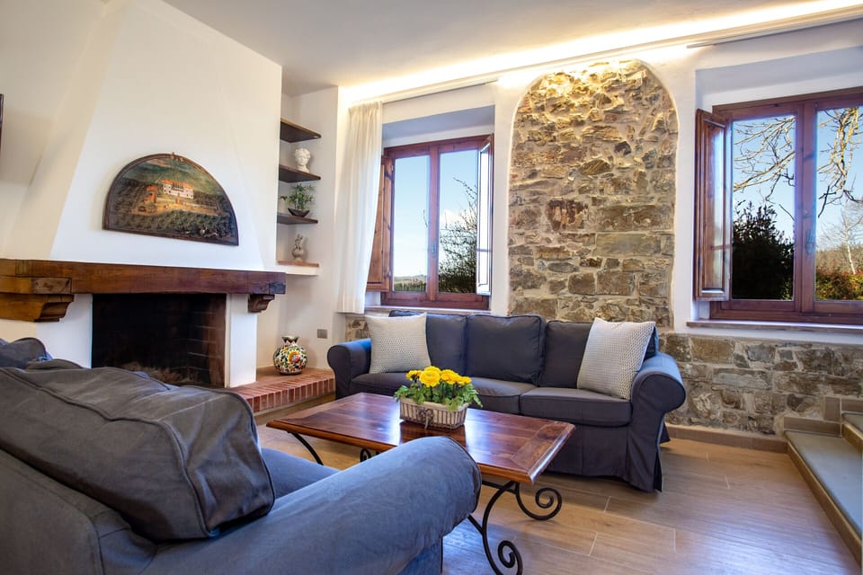 Deluxe Studio Suite | Living area | 32-inch flat-screen TV with satellite channels, TV