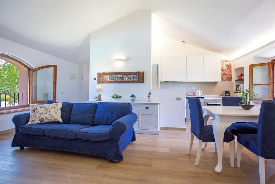 Panoramic Suite | Living area | 32-inch flat-screen TV with satellite channels, TV
