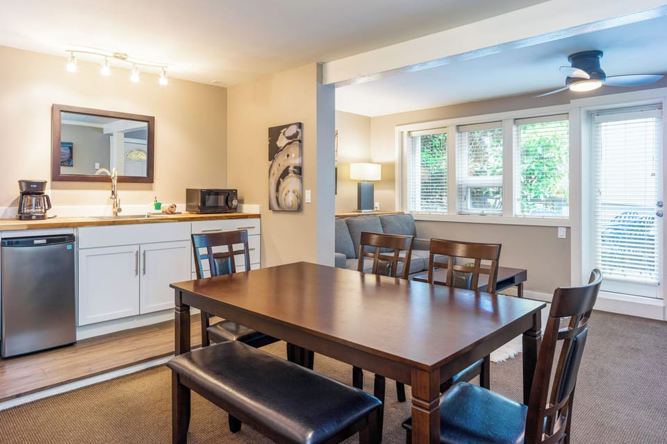Salt Spring | Living area | Flat-screen TV