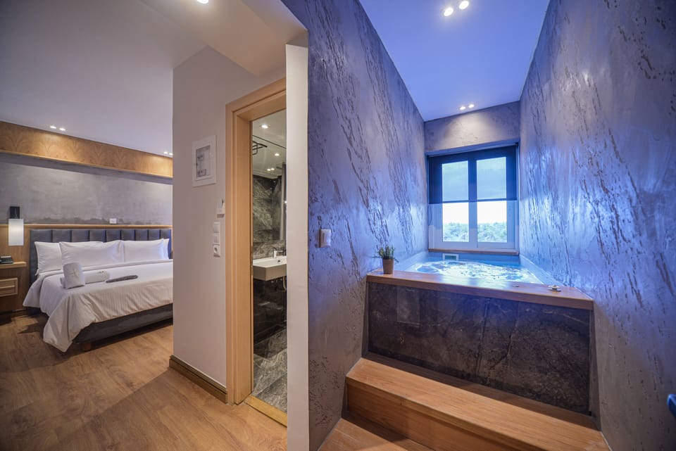 Suite with Hot Tub and Mountain View | Premium bedding, Tempur-Pedic beds, desk, laptop workspace