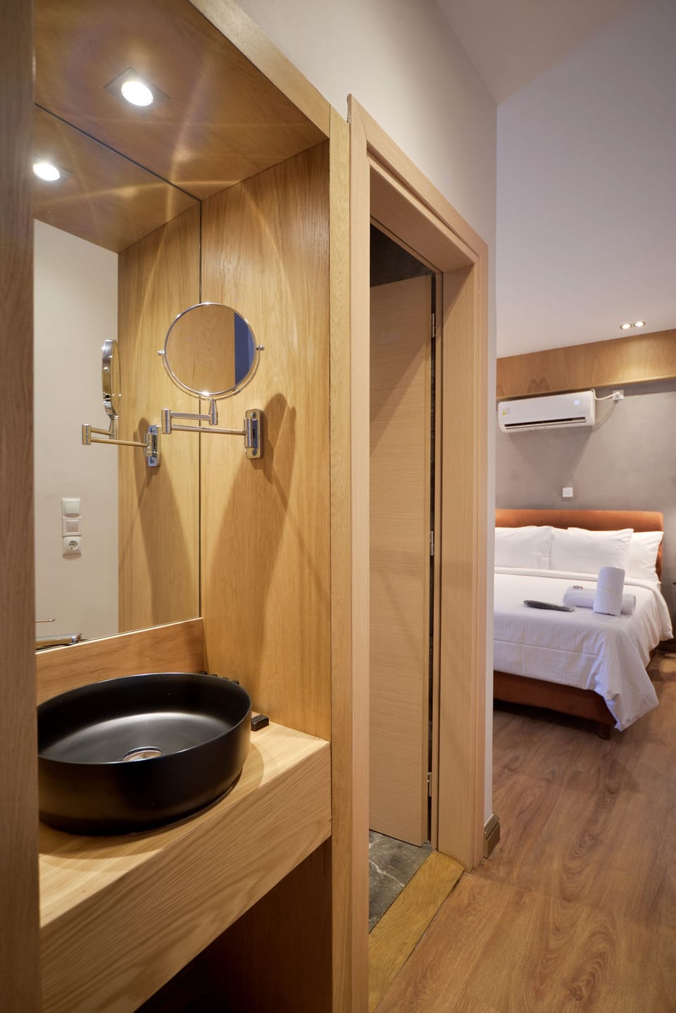 Suite with Hot Tub and Mountain View | Premium bedding, Tempur-Pedic beds, desk, laptop workspace