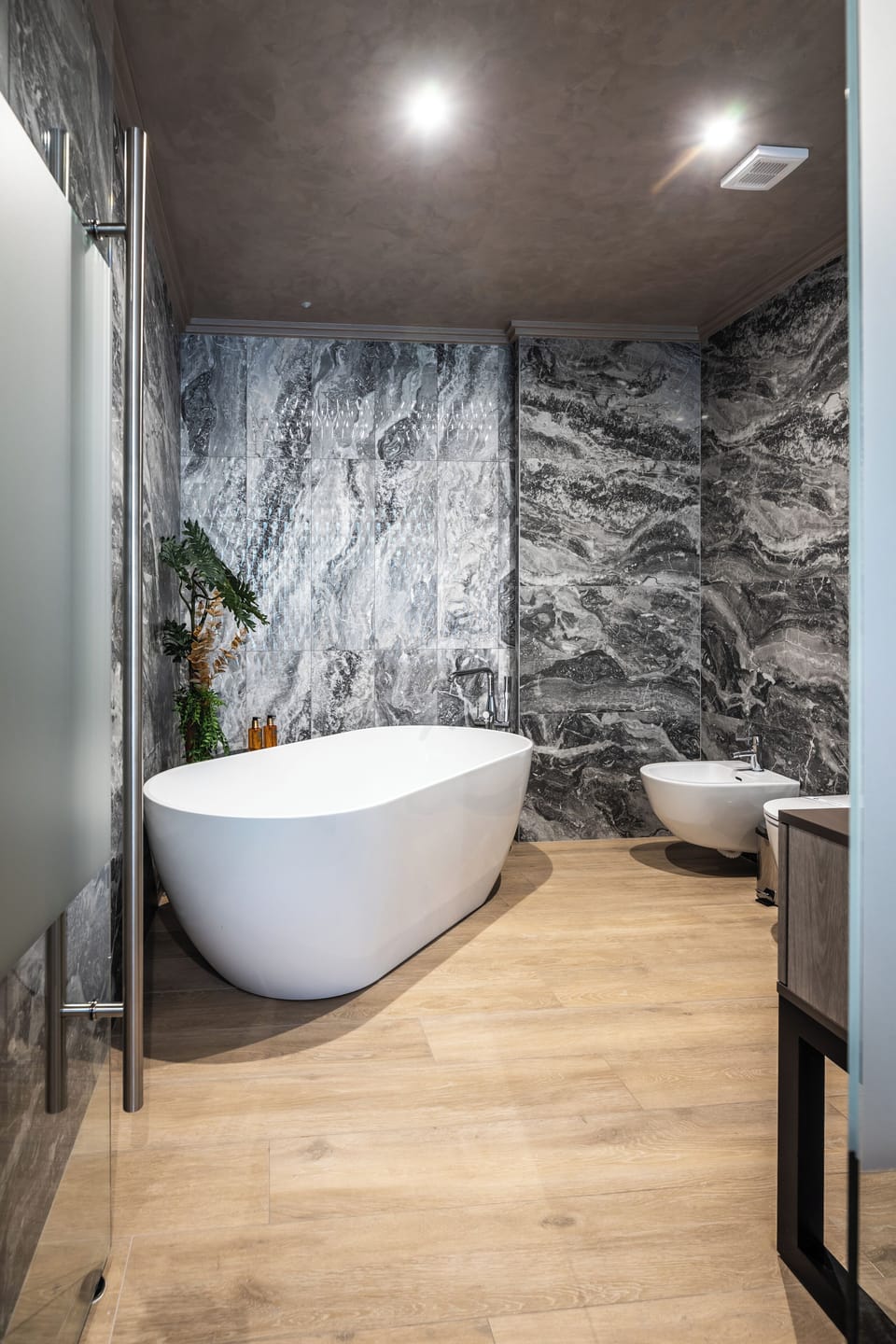 Exclusive Suite | Bathroom | Rainfall showerhead, free toiletries, hair dryer, towels