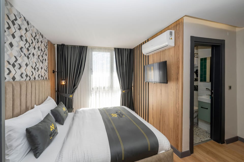 Deluxe Double Room | Premium bedding, minibar, in-room safe, desk