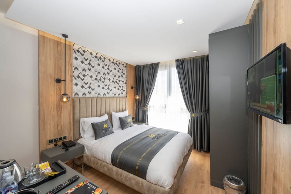 Deluxe Double Room | Premium bedding, minibar, in-room safe, desk