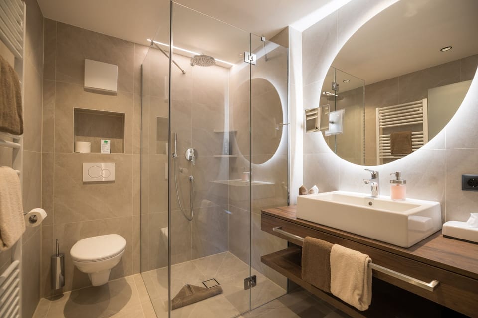 Classic Double Room, Balcony | Bathroom | Shower, hair dryer, towels, soap
