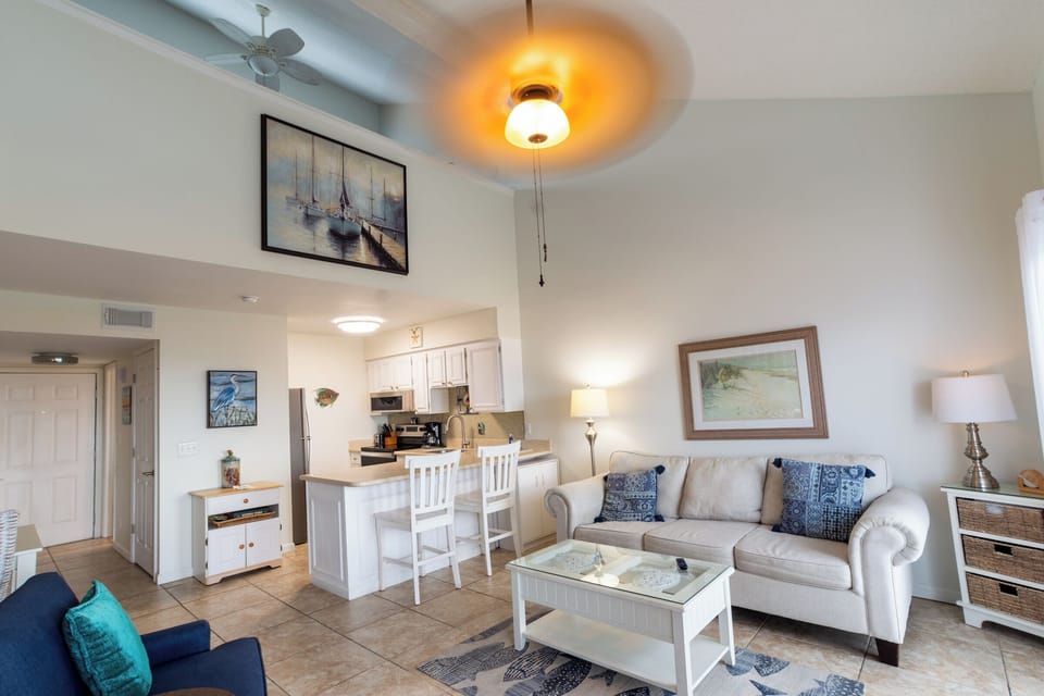 Very Nice Comfortable Setting - Appropriately decorated and appointed for the perfect beach getaway