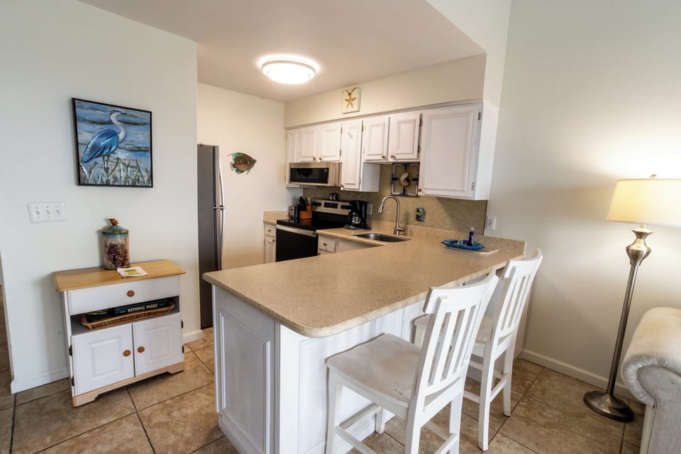 Fully equipped kitchen - Fully equipped kitchen with breakfast bar seating