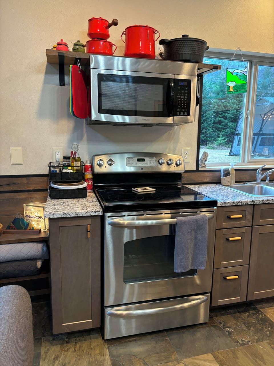 Fully stocked kitchen. Cooking oil, salt, pepper and seasoning provided