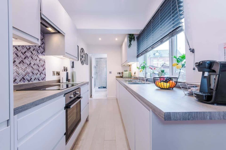The kitchen benefits from all the essentials for a short or long stay.