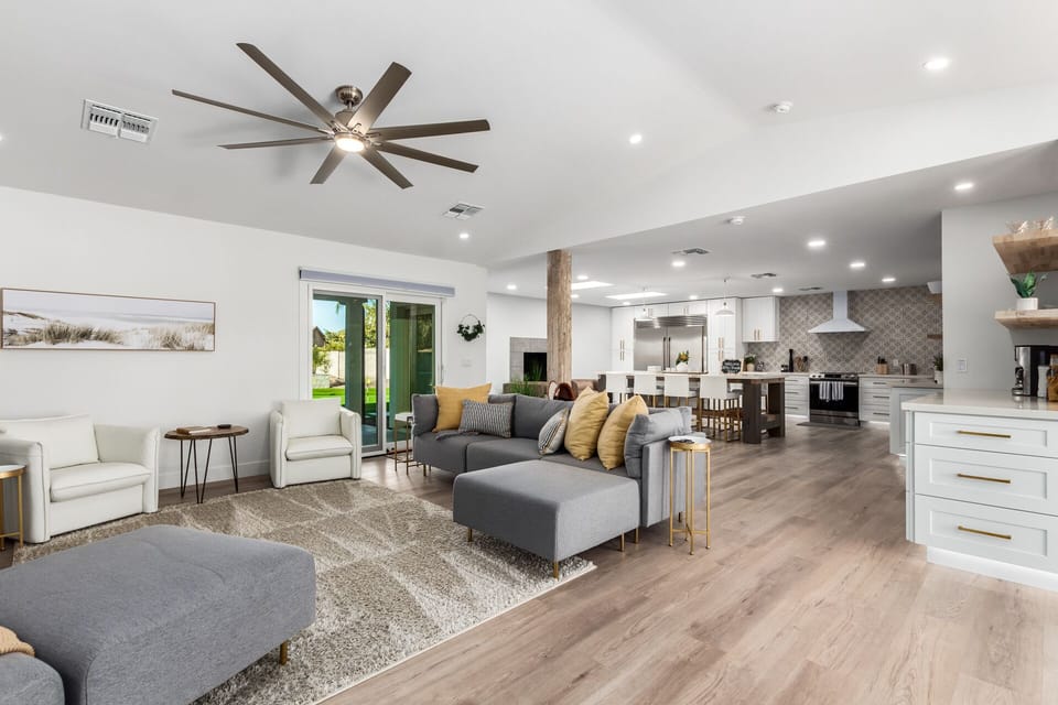 Open floorplan flowing into kitchen