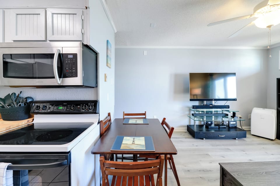 Dining Area | Dishware/Flatware Provided