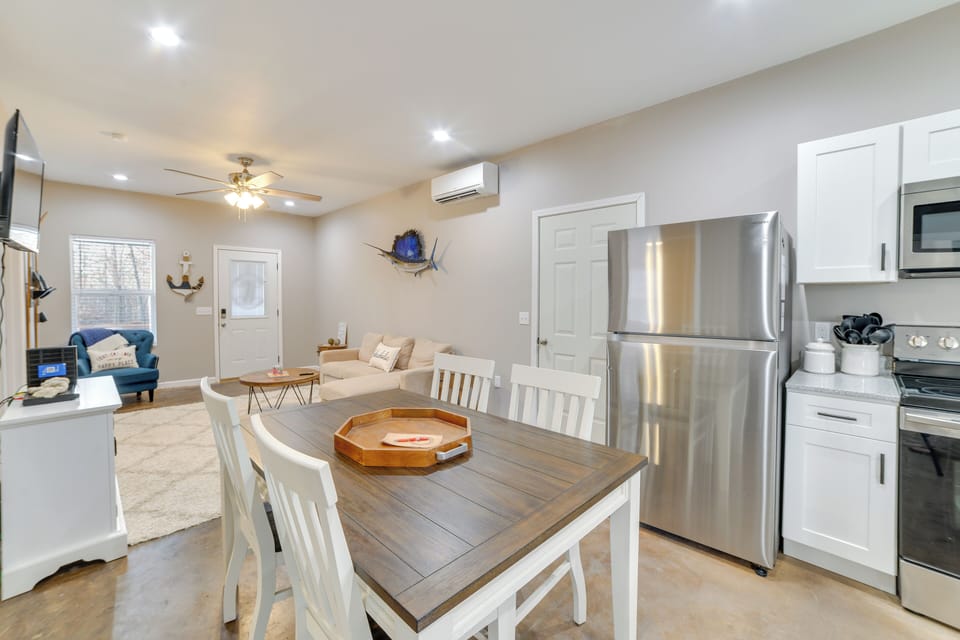 Dining Area | Single-Story Cabin | Pet Friendly w/ Fee