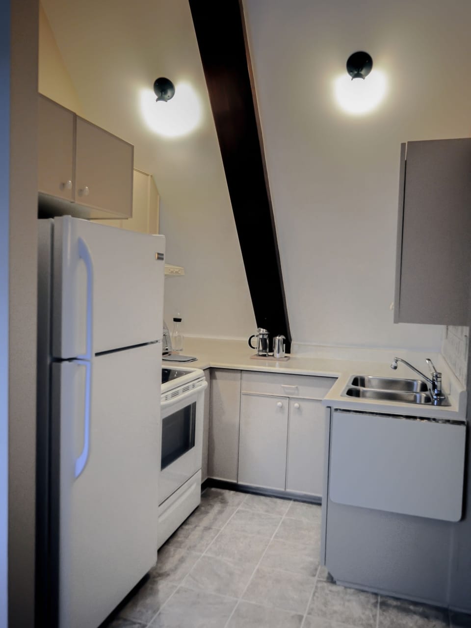 Basic Apartment, Ensuite (Jacques Cartier) | Shared kitchen | Cookware/dishes/utensils