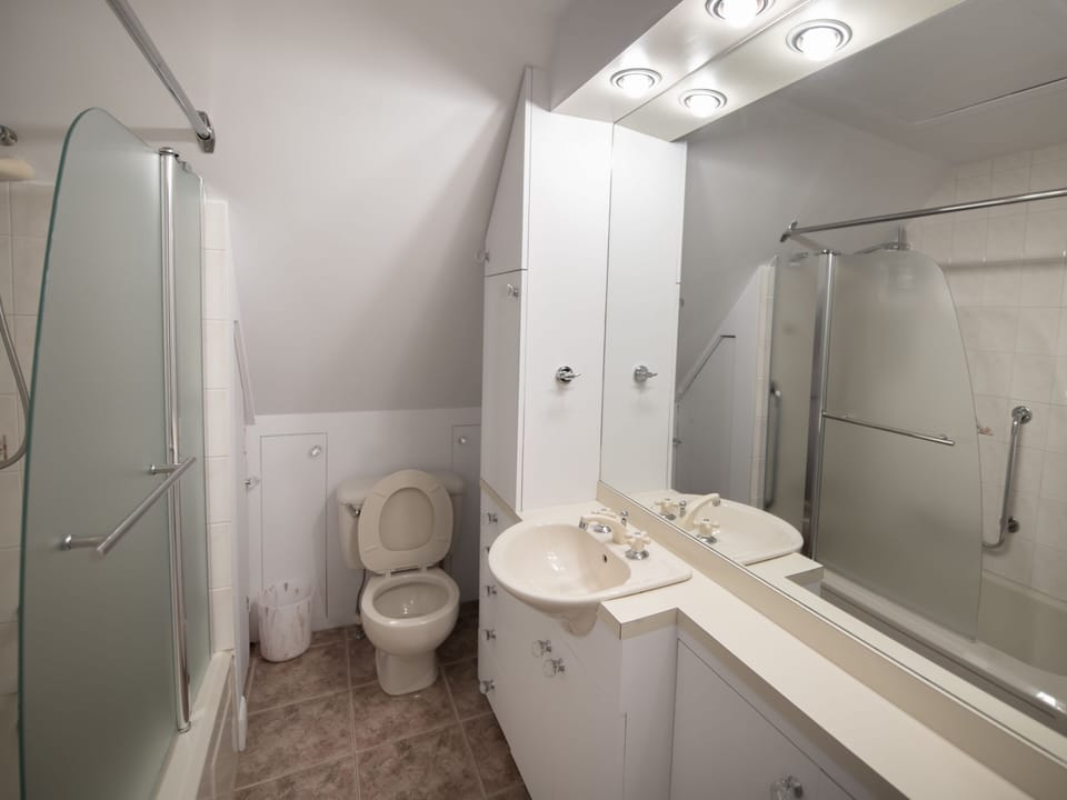 Basic Apartment, Ensuite (Jacques Cartier) | Bathroom | Free toiletries, towels