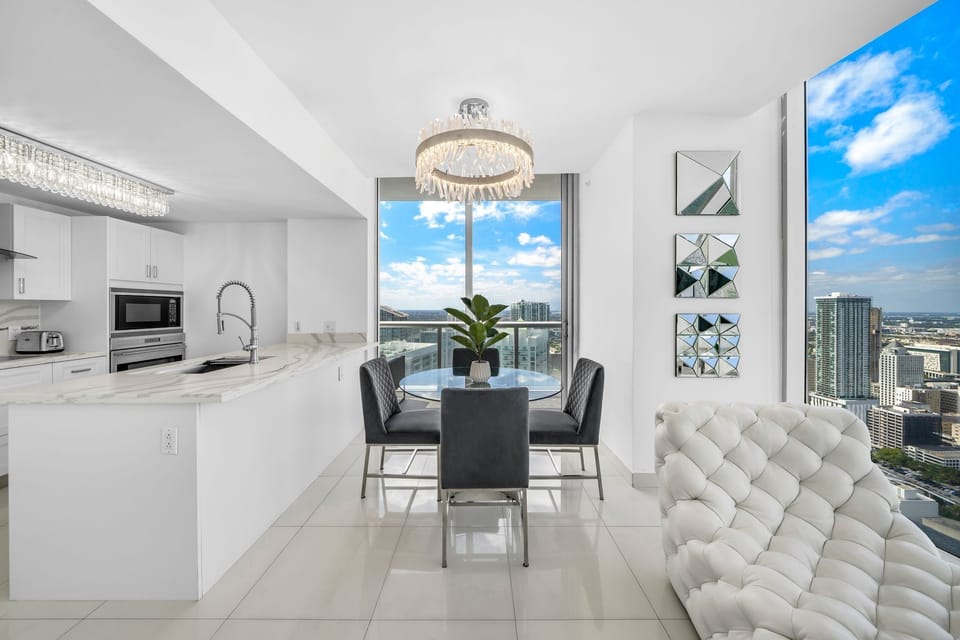 Miami vibes with Art Deco style!