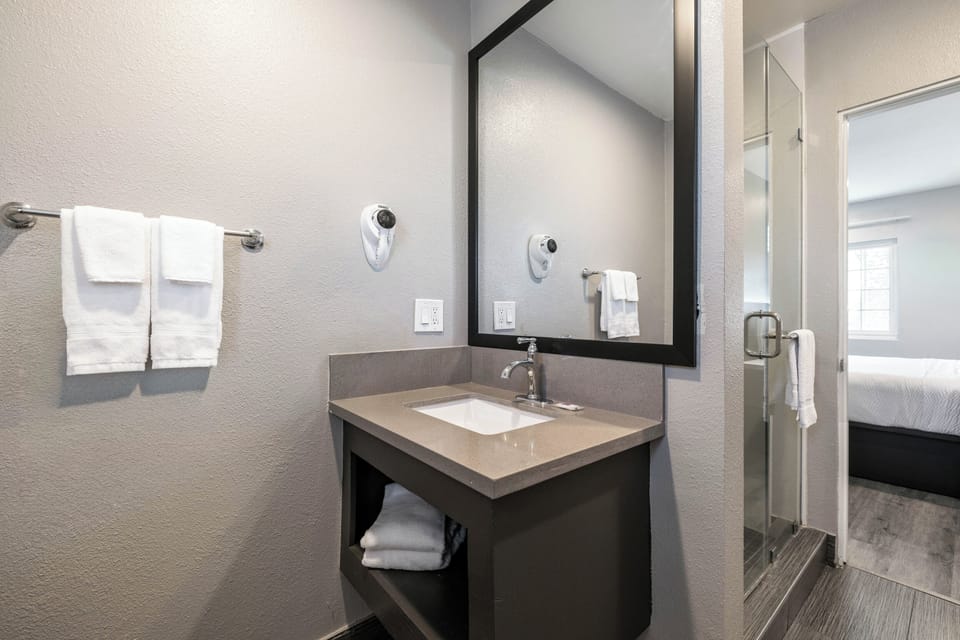 Deluxe Room, 2 Double Beds, Non Smoking, Refrigerator & Microwave | Bathroom | Free toiletries, hair dryer, towels