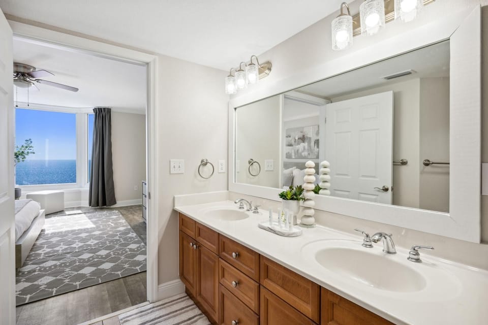 Primary En-Suite Bathroom