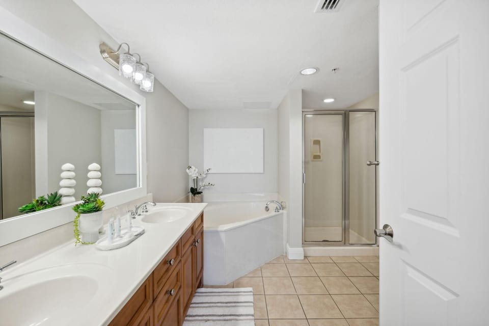 Primary En-Suite Bathroom