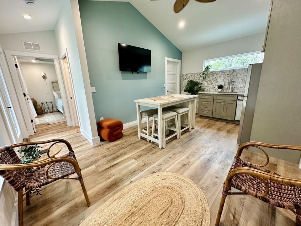 Living space in Pool cottage: 4 person island, 2 chairs, ottoman, 50" Roku TV