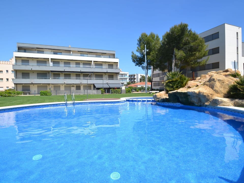 Water, Building, Plant, Daytime, Property, Sky, Swimming Pool, Blue, Azure, Tree